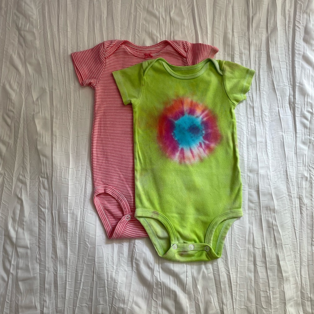 Carter’s Lot of 2 Short Sleeve Onesies, Size 12 Months